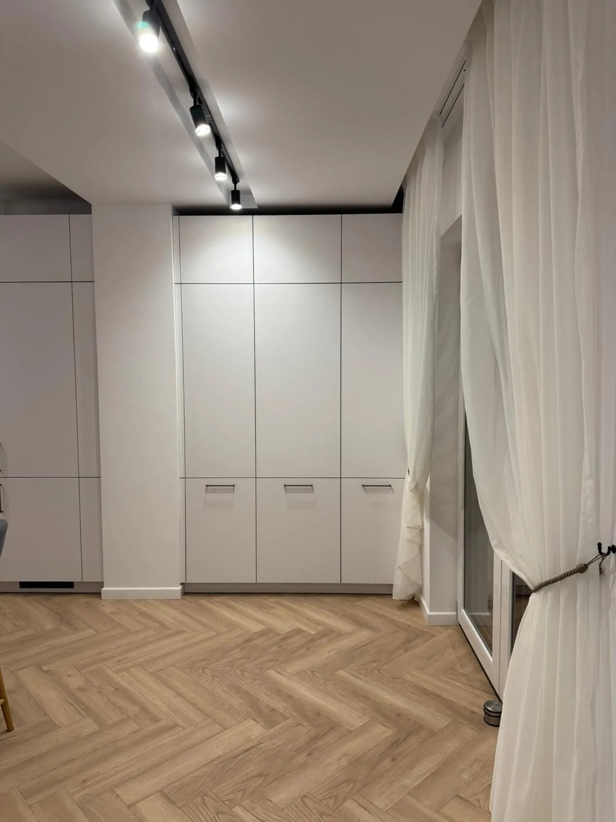 Manhattan Uni arctic white & concrete — perete de coloane cu depozitare
