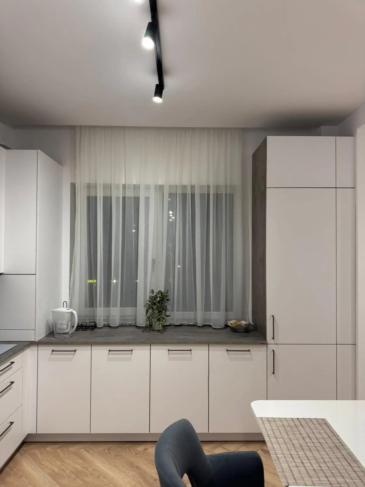 Manhattan Uni arctic white & concrete — zona ferestrei și coloane