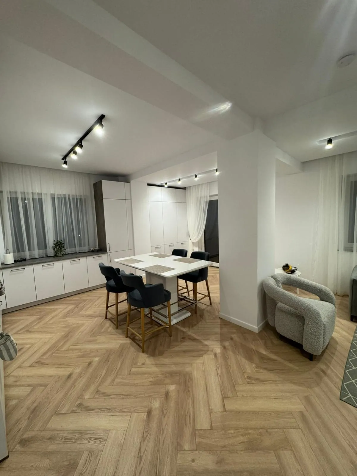 Manhattan Uni arctic white & concrete — open space cu zona de living