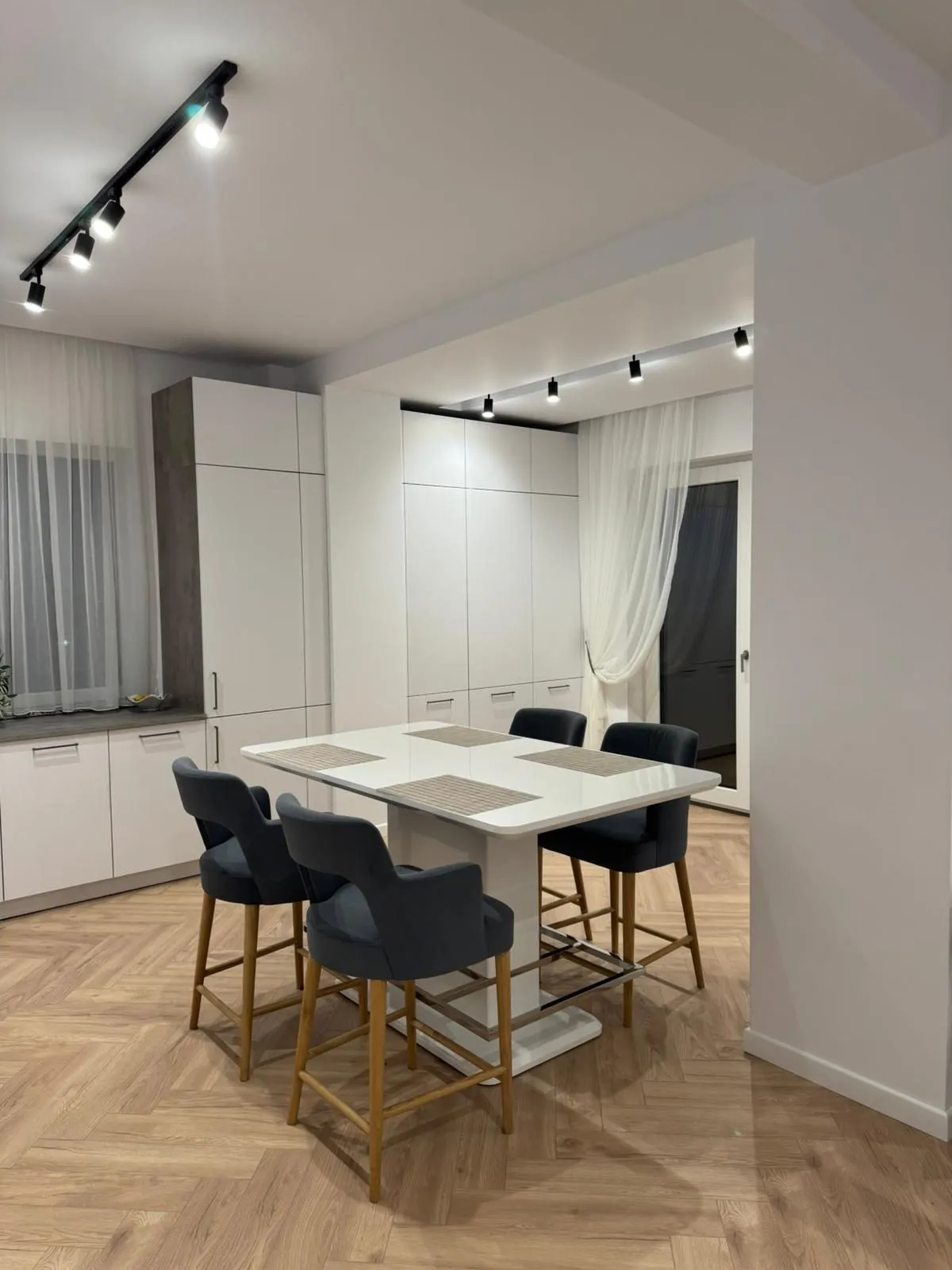 Manhattan Uni arctic white & concrete — dining cu acces balcon