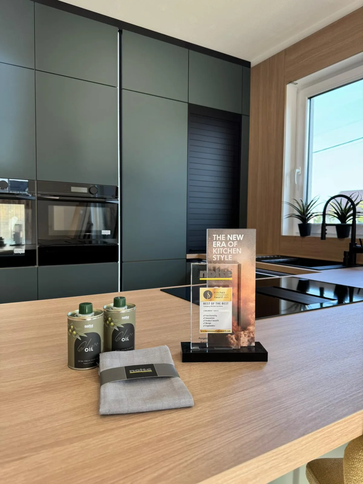 Detaliu bucătărie Nolte cu fronturi verzi și blat de lemn, premiul Kitchen Innovation Award